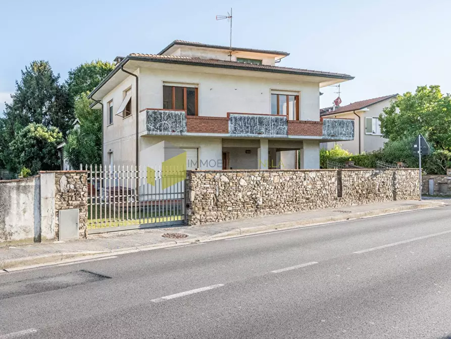 Immagine 1 di Villa in vendita  a Vecchiano