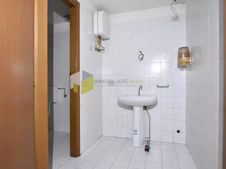 Immagine 19 di Locale commerciale in vendita  a Pisa