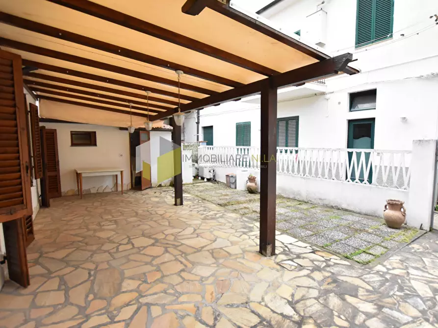 Immagine 3 di Casa indipendente in vendita  a Viareggio