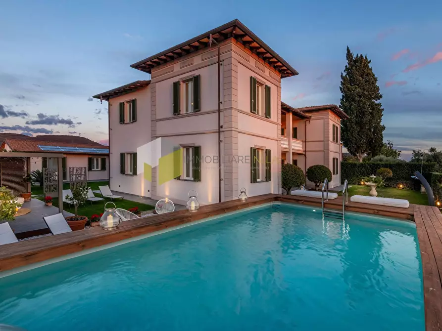 Immagine 1 di Villa in vendita  a Vecchiano