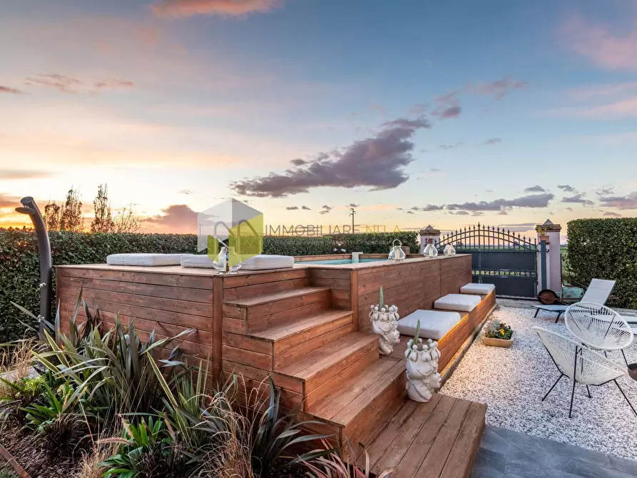 Immagine 4 di Villa in vendita  a Vecchiano