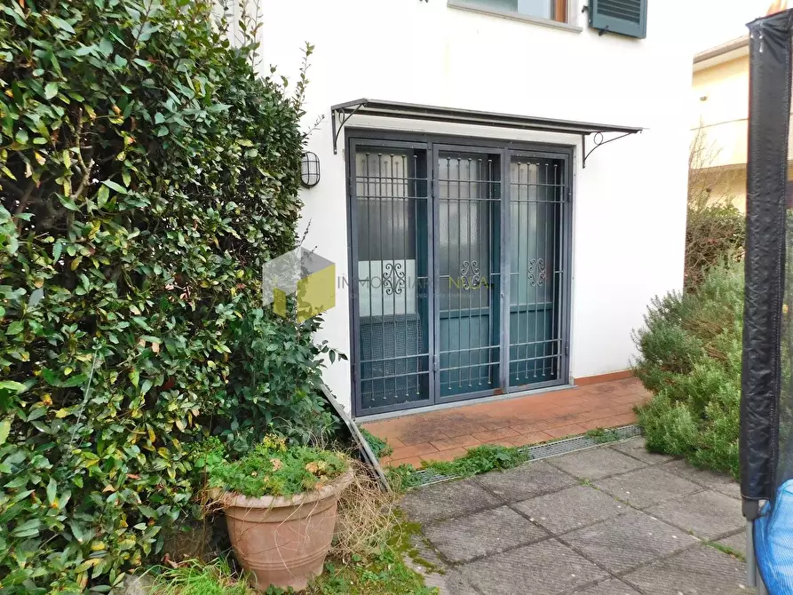 Immagine 10 di Villa in vendita  a Vecchiano