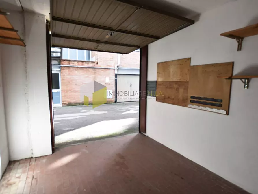 Immagine 9 di Garage in vendita  a Pisa