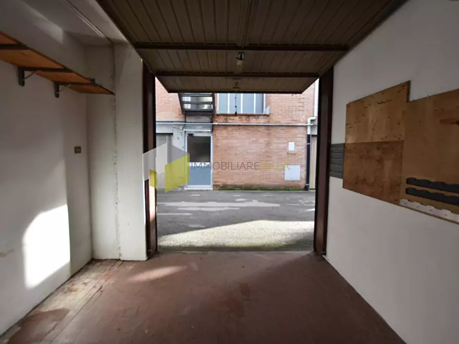 Immagine 11 di Garage in vendita  a Pisa