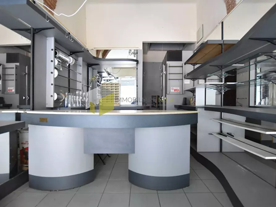 Immagine 18 di Locale commerciale in affitto  a Pisa