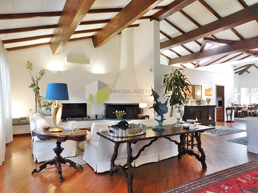 Immagine 2 di Villa in vendita  a Pisa