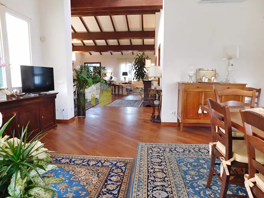 Immagine 13 di Villa in vendita  a Pisa