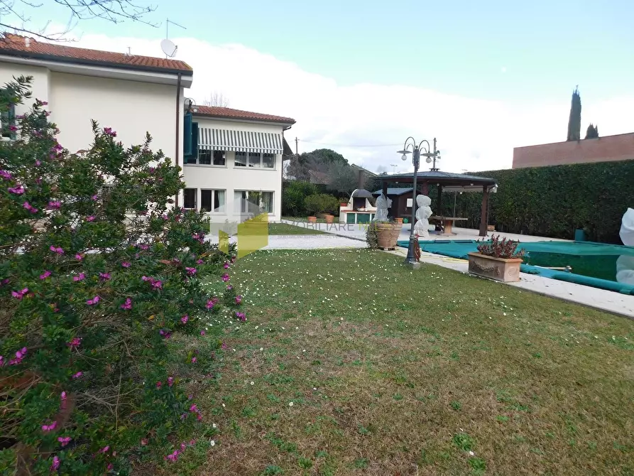 Immagine 50 di Villa in vendita  a Pisa
