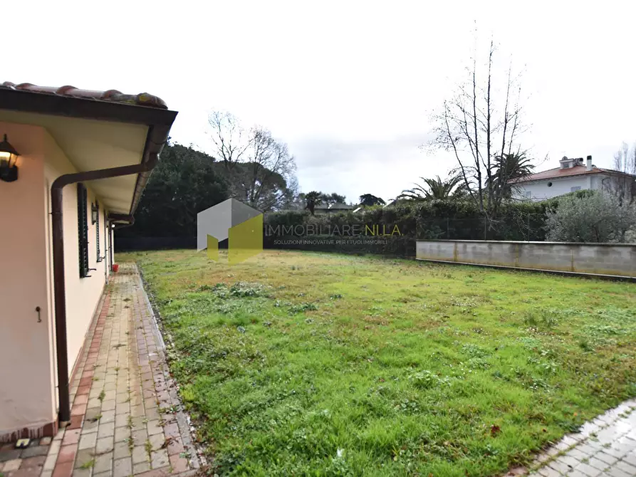 Immagine 2 di Villa in vendita  a Pisa