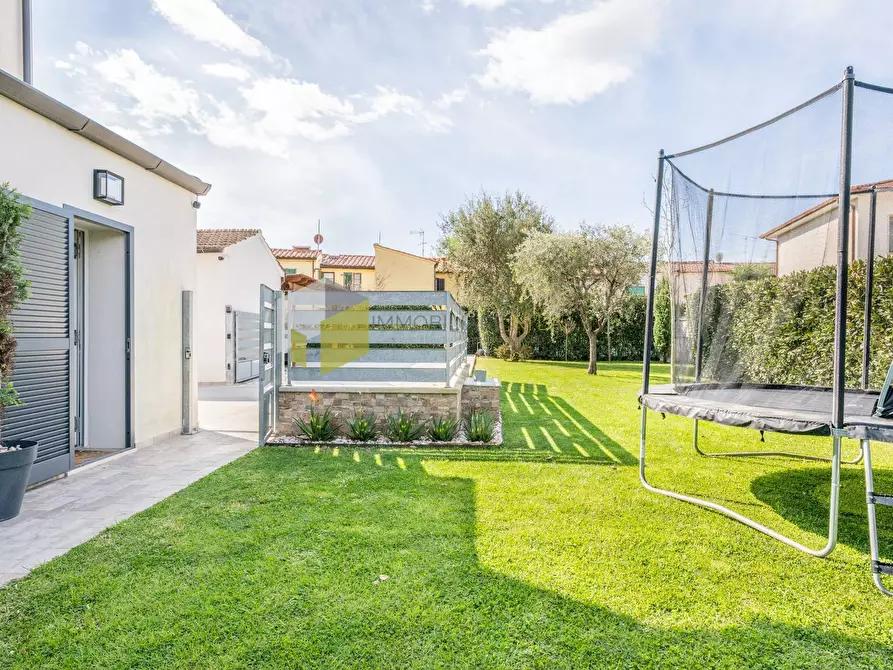 Immagine 2 di Villa in vendita  a San Giuliano Terme