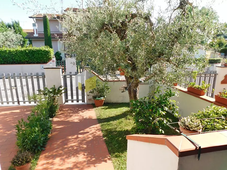 Immagine 37 di Villetta a schiera in vendita  a Vecchiano