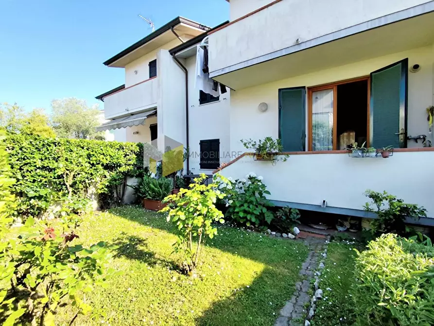 Immagine 33 di Villetta a schiera in vendita  a Vecchiano