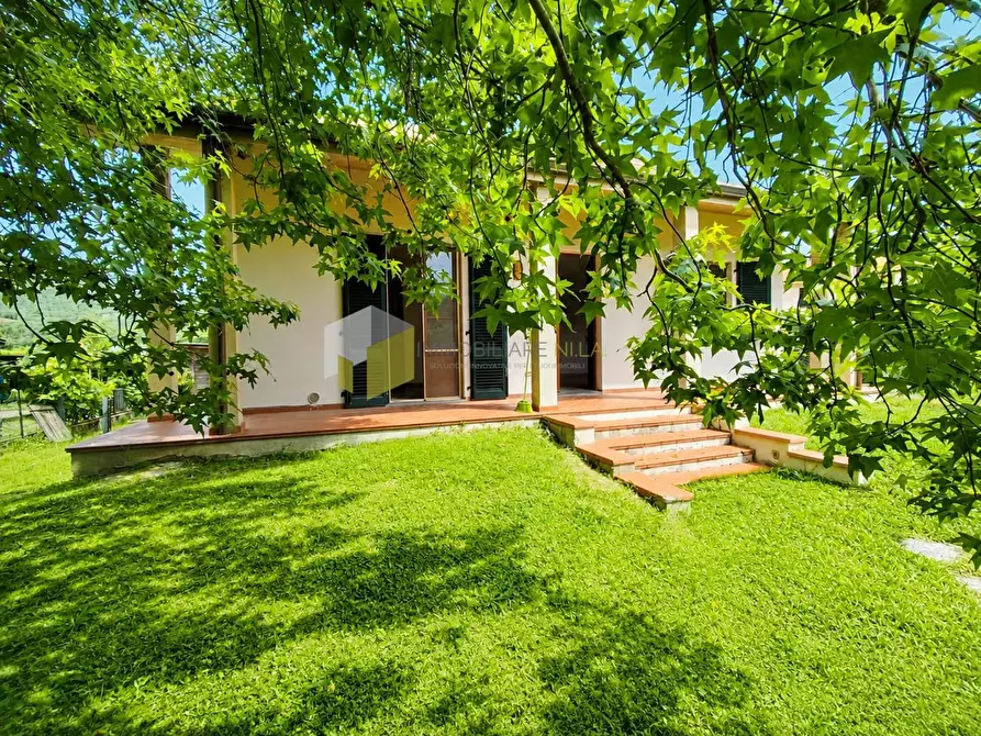 Immagine 2 di Villa in vendita  a Vecchiano