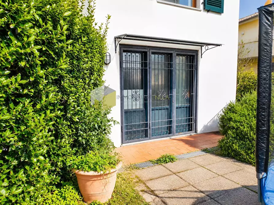 Immagine 10 di Villa in vendita  a Vecchiano
