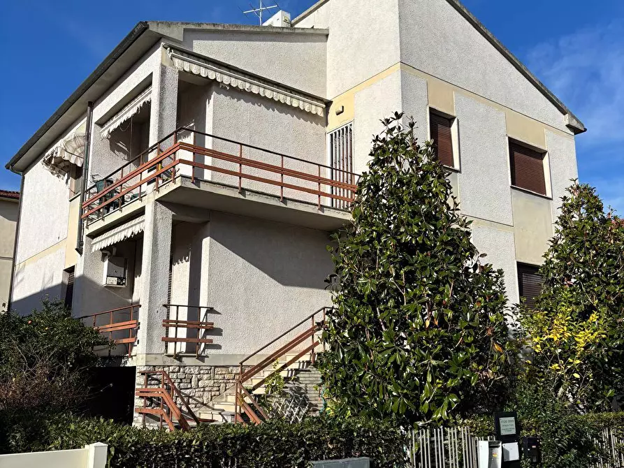 Immagine 5 di Villa in vendita  a Pisa