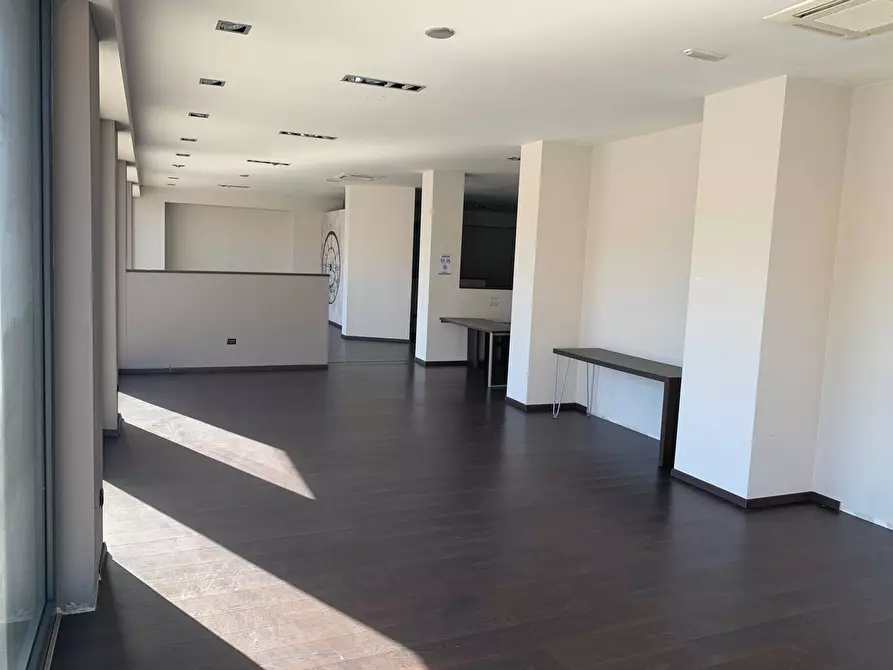 Immagine 4 di Locale commerciale in vendita  a Pisa