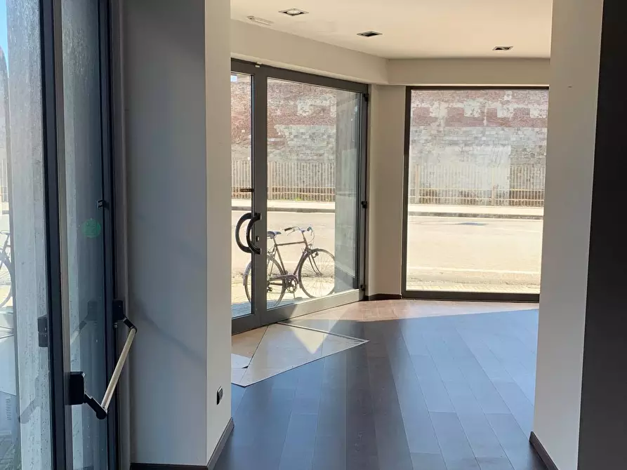 Immagine 9 di Locale commerciale in vendita  a Pisa