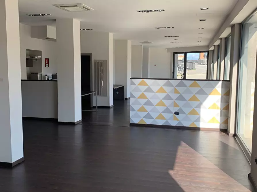 Immagine 15 di Locale commerciale in vendita  a Pisa