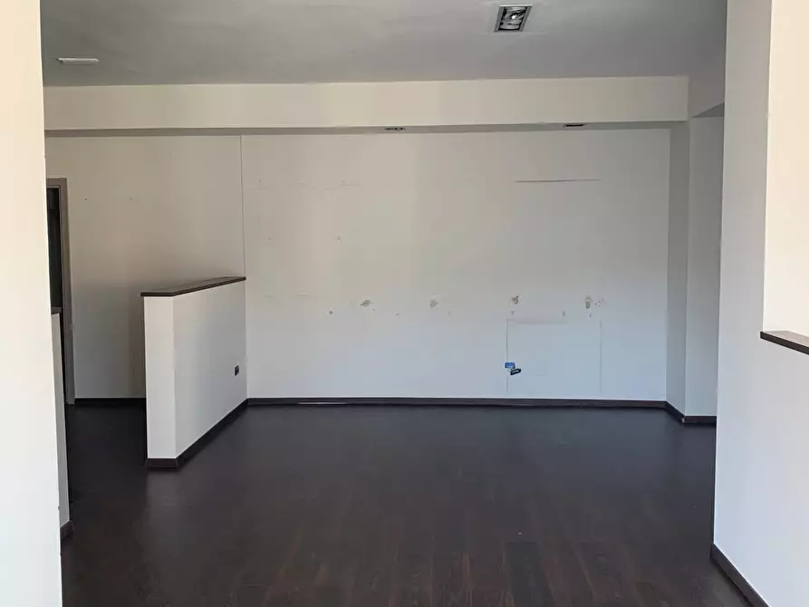 Immagine 19 di Locale commerciale in vendita  a Pisa