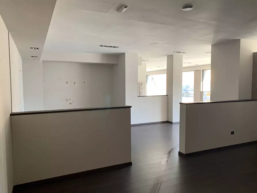 Immagine 21 di Locale commerciale in vendita  a Pisa