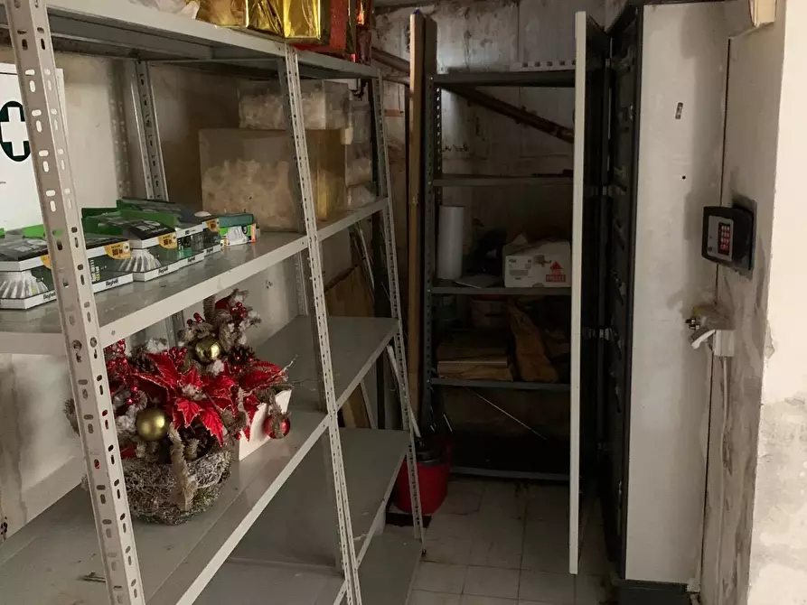 Immagine 26 di Locale commerciale in vendita  a Pisa