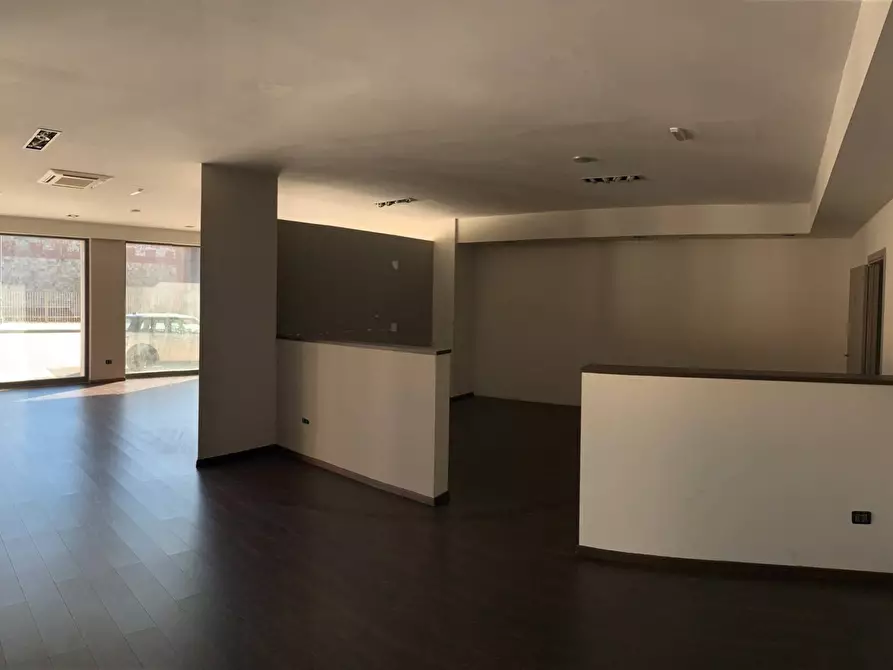 Immagine 28 di Locale commerciale in vendita  a Pisa