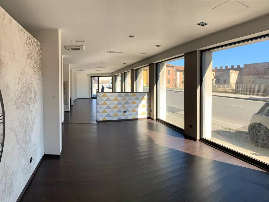 Immagine 29 di Locale commerciale in vendita  a Pisa