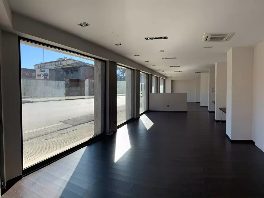 Immagine 31 di Locale commerciale in vendita  a Pisa
