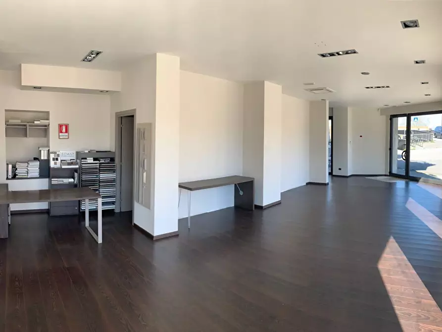 Immagine 33 di Locale commerciale in vendita  a Pisa