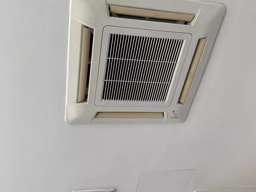 Immagine 36 di Locale commerciale in vendita  a Pisa