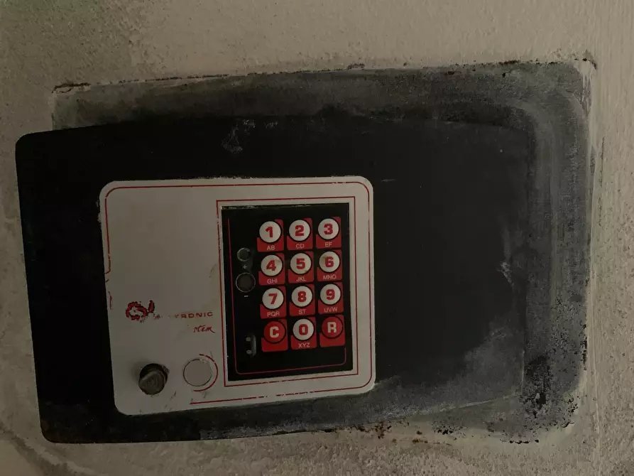 Immagine 38 di Locale commerciale in vendita  a Pisa