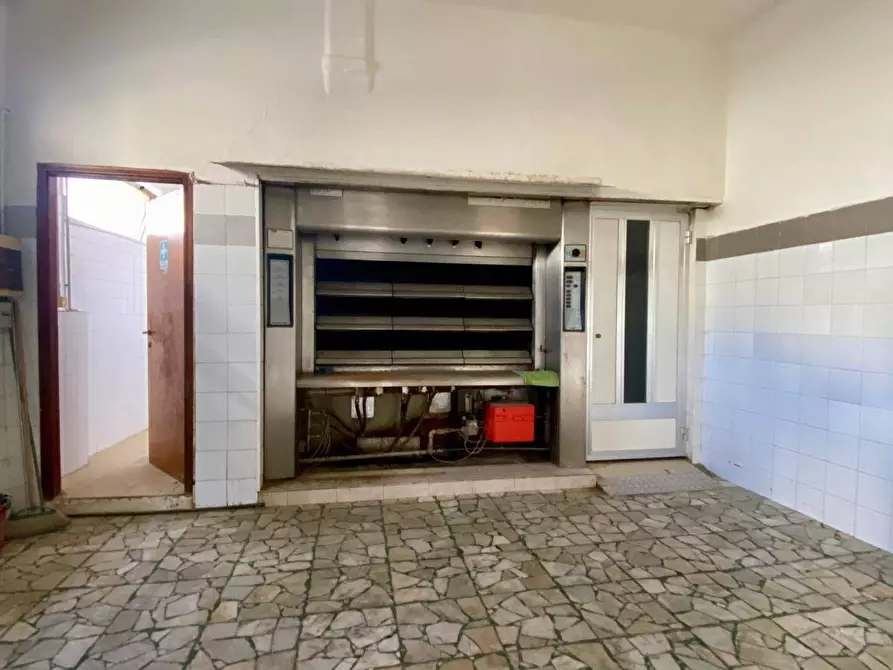 Immagine 5 di Locale commerciale in vendita  a Vecchiano