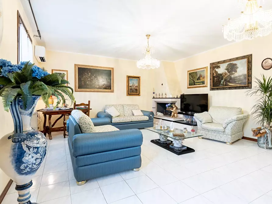 Immagine 2 di Villa in vendita  a Vecchiano