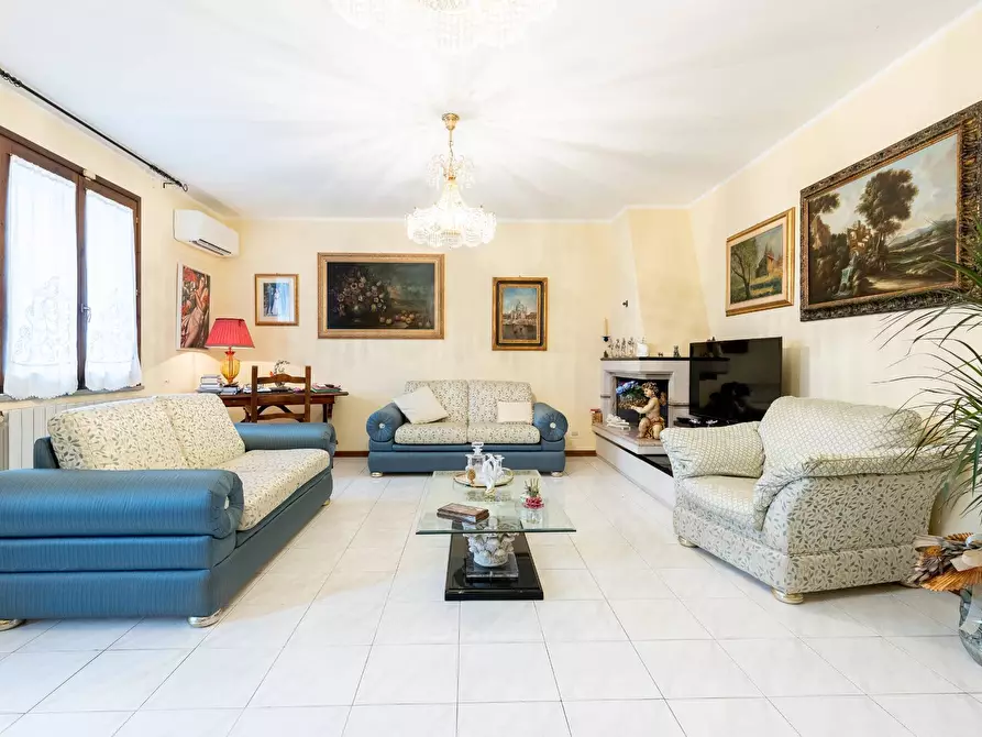 Immagine 1 di Villa in vendita  a Vecchiano