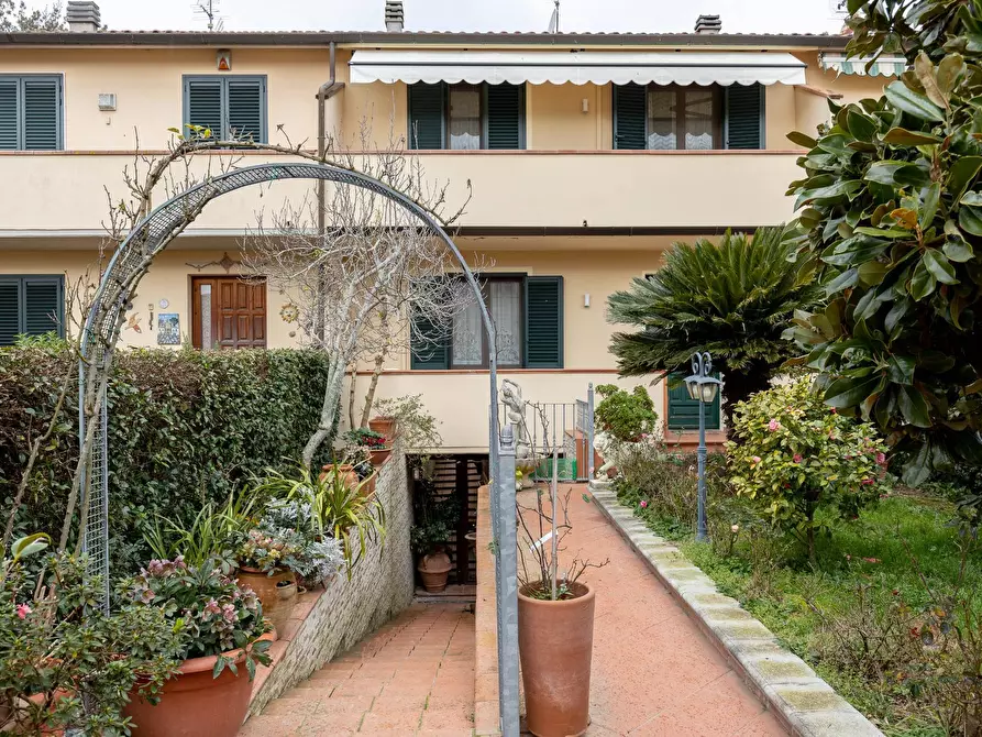 Immagine 7 di Villa in vendita  a Vecchiano