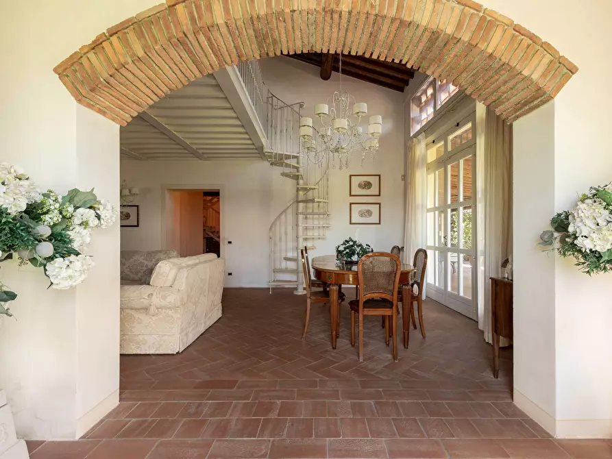 Immagine 2 di Villa in vendita  a Cascina
