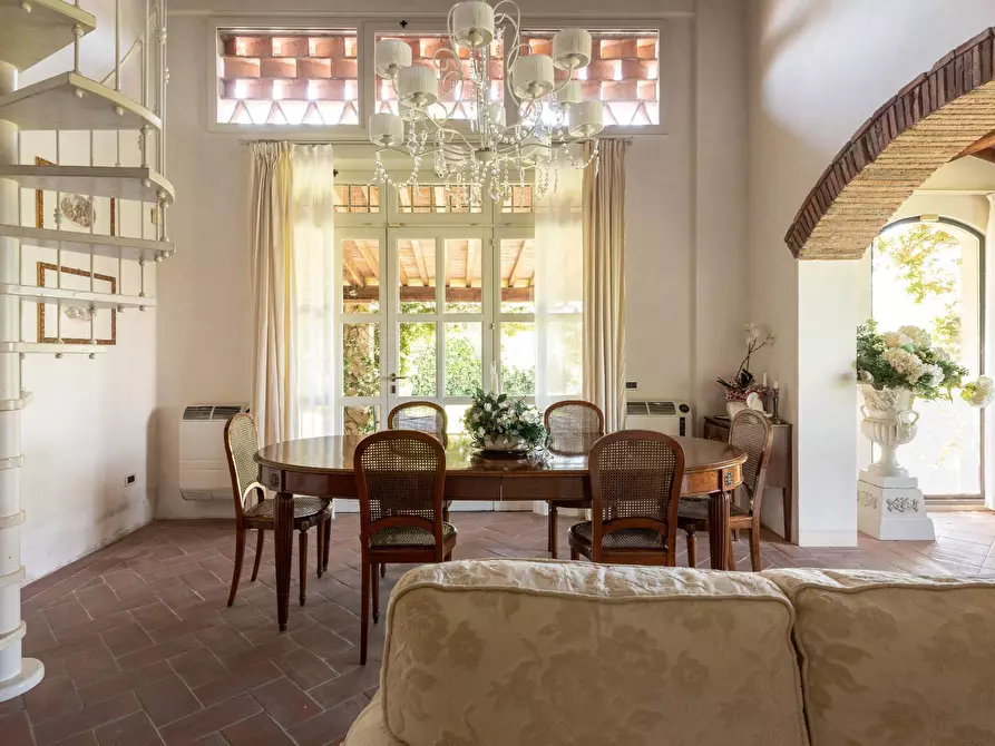 Immagine 4 di Villa in vendita  a Cascina