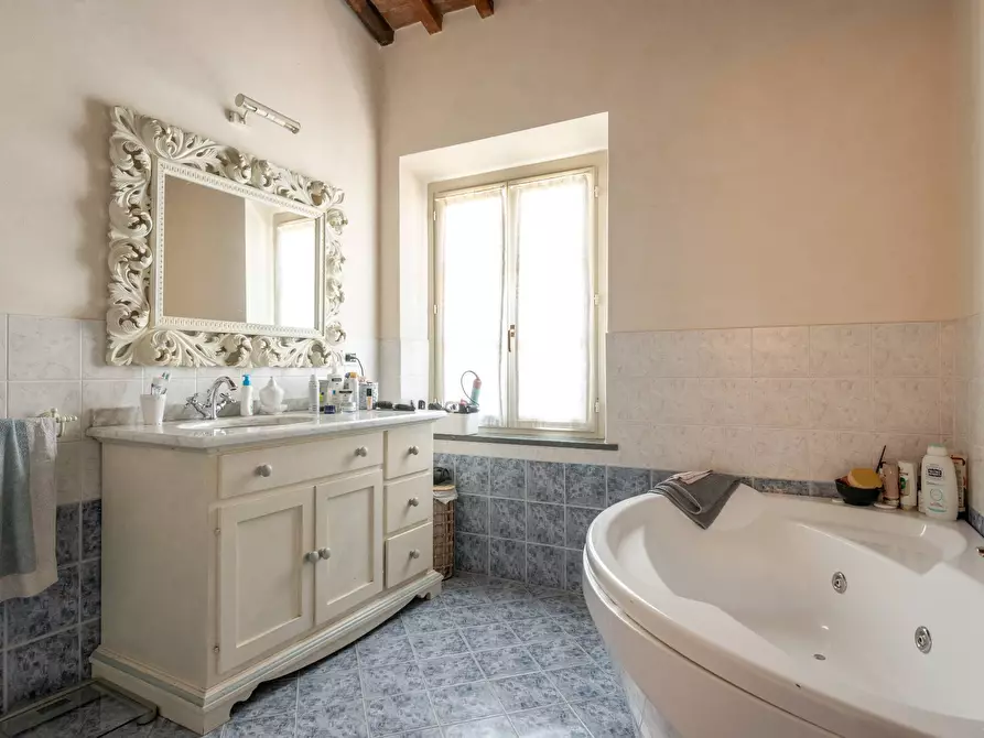 Immagine 19 di Villa in vendita  a Cascina