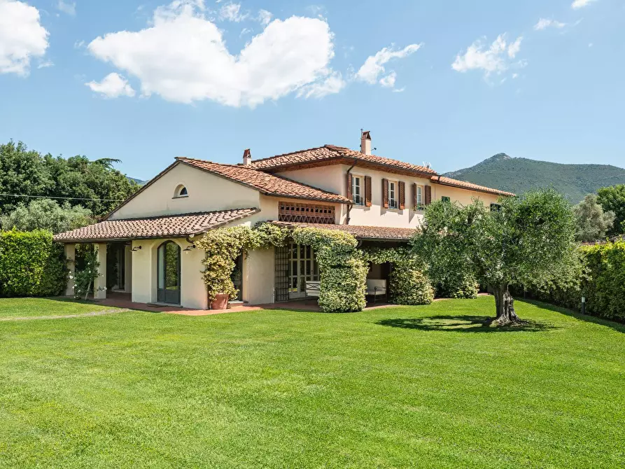 Immagine 1 di Villa in vendita  a Cascina