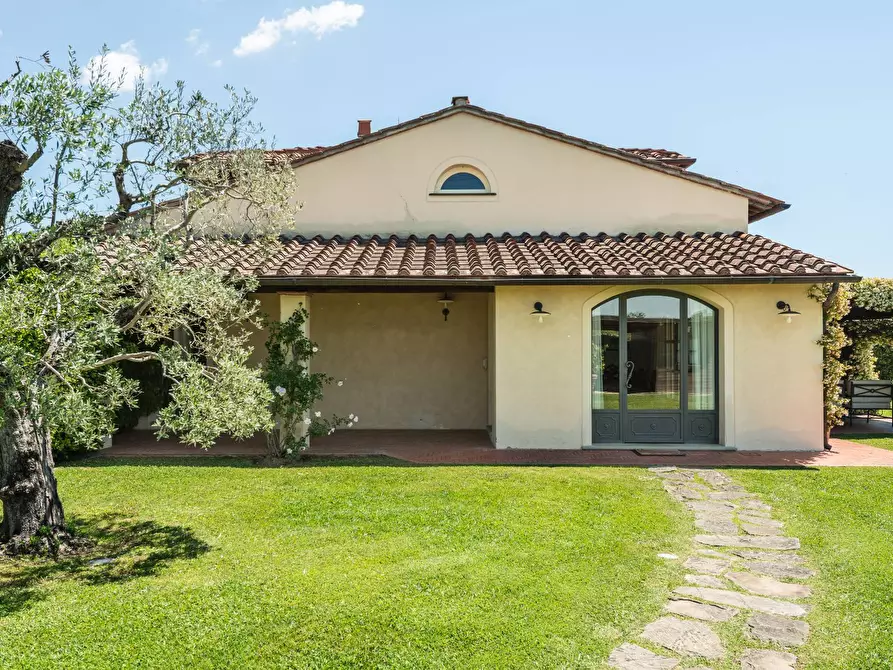 Immagine 38 di Villa in vendita  a Cascina
