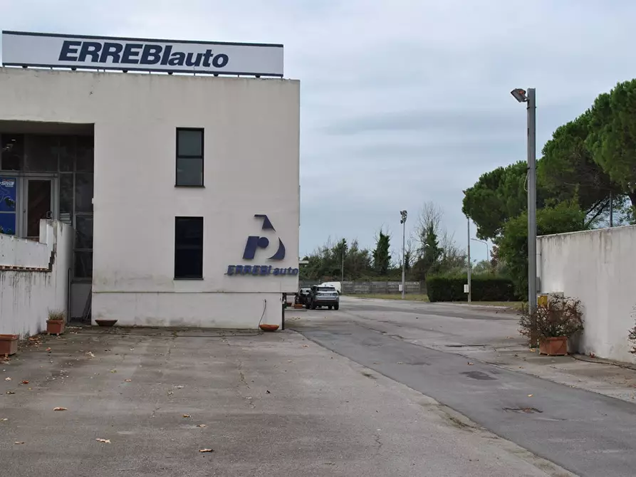 Immagine 5 di Locale commerciale in vendita  a San Giuliano Terme