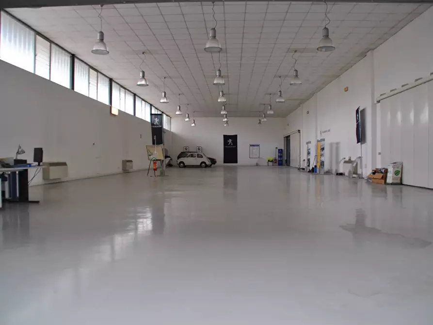 Immagine 10 di Locale commerciale in vendita  a San Giuliano Terme