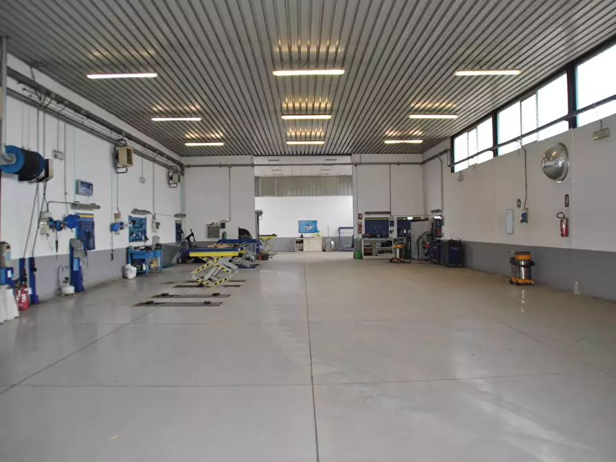 Immagine 11 di Locale commerciale in vendita  a San Giuliano Terme