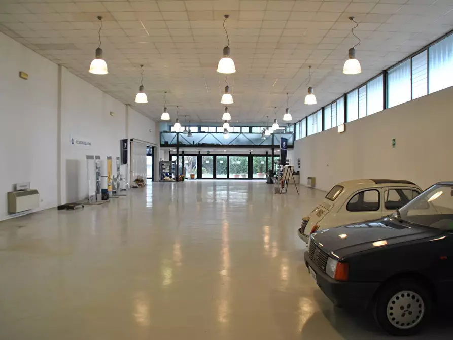 Immagine 12 di Locale commerciale in vendita  a San Giuliano Terme