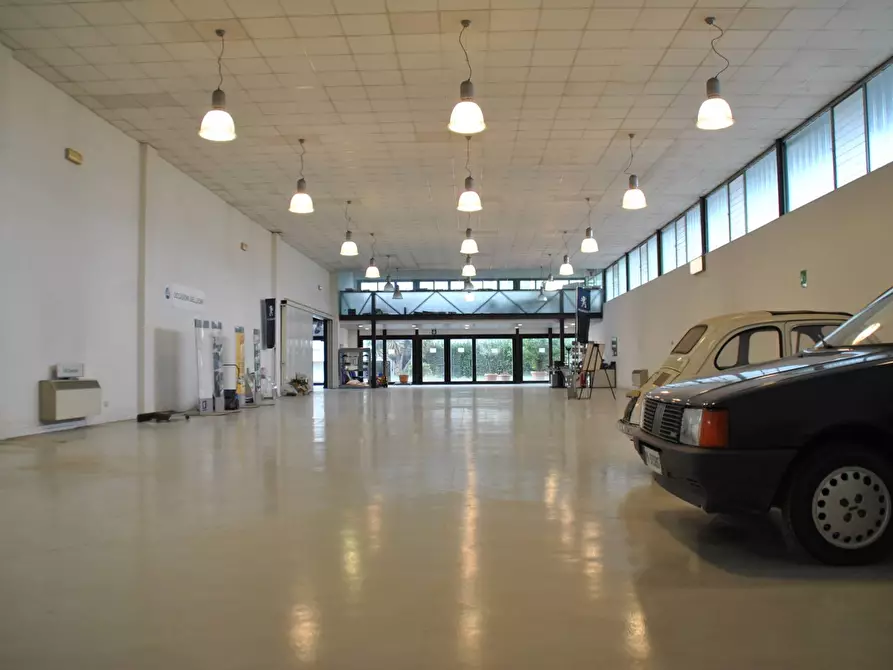 Immagine 13 di Locale commerciale in vendita  a San Giuliano Terme