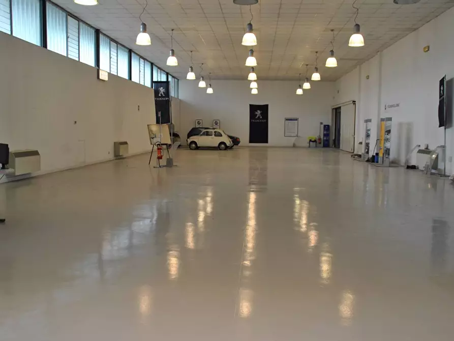 Immagine 14 di Locale commerciale in vendita  a San Giuliano Terme