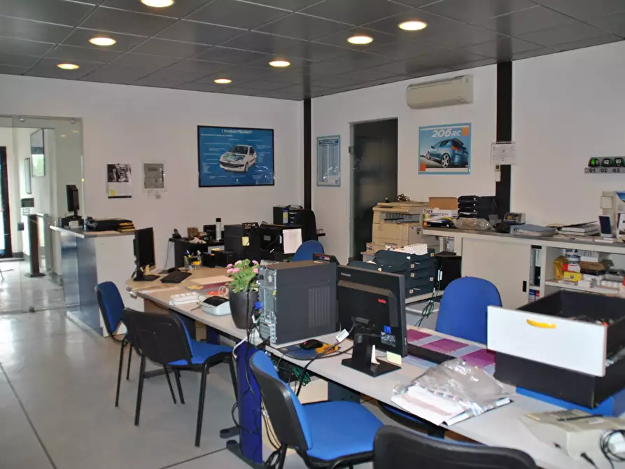 Immagine 17 di Locale commerciale in vendita  a San Giuliano Terme