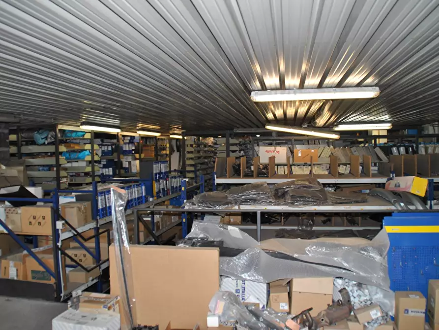 Immagine 18 di Locale commerciale in vendita  a San Giuliano Terme