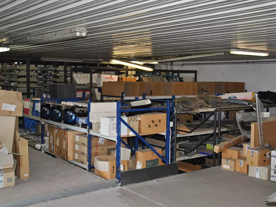 Immagine 19 di Locale commerciale in vendita  a San Giuliano Terme