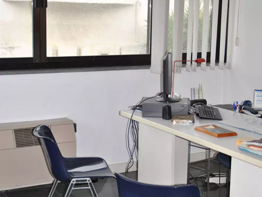 Immagine 22 di Locale commerciale in vendita  a San Giuliano Terme